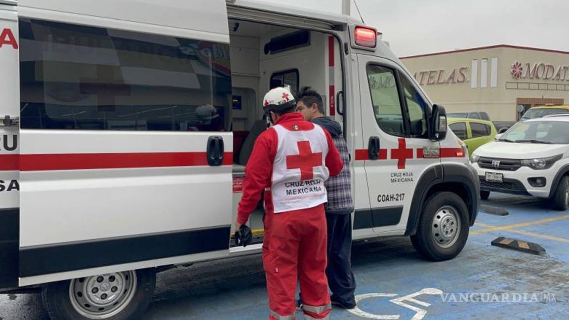 $!Paramédicos y testigos del accidente colaboraron para asistir al joven motociclista antes de la llegada de la ambulancia.