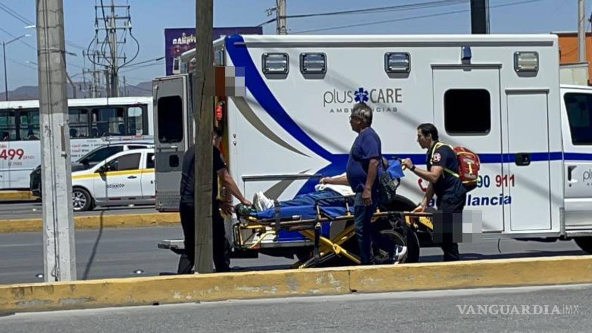 $!La ambulancia privada llega al lugar para atender a la mujer acompañante de la camioneta GMC.