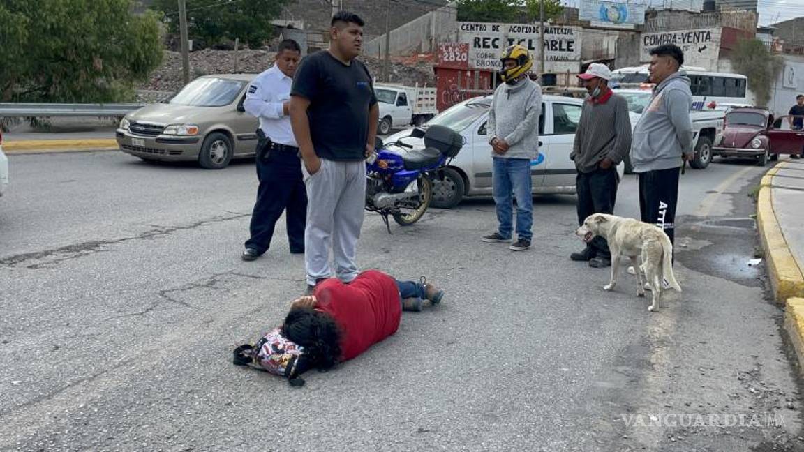 $!La mujer fue golpeada por el motociclista.