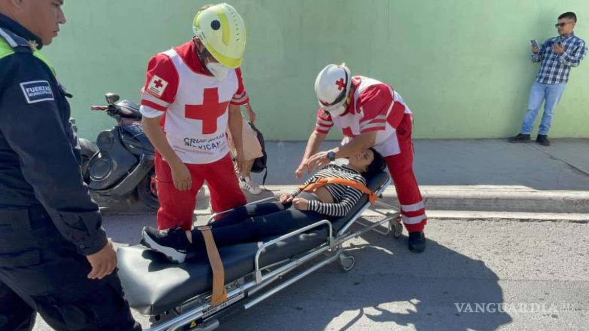 $!Paramédicos de la Cruz Roja atendieron a los motociclistas y los trasladaron al Hospital General para descartar lesiones de gravedad.