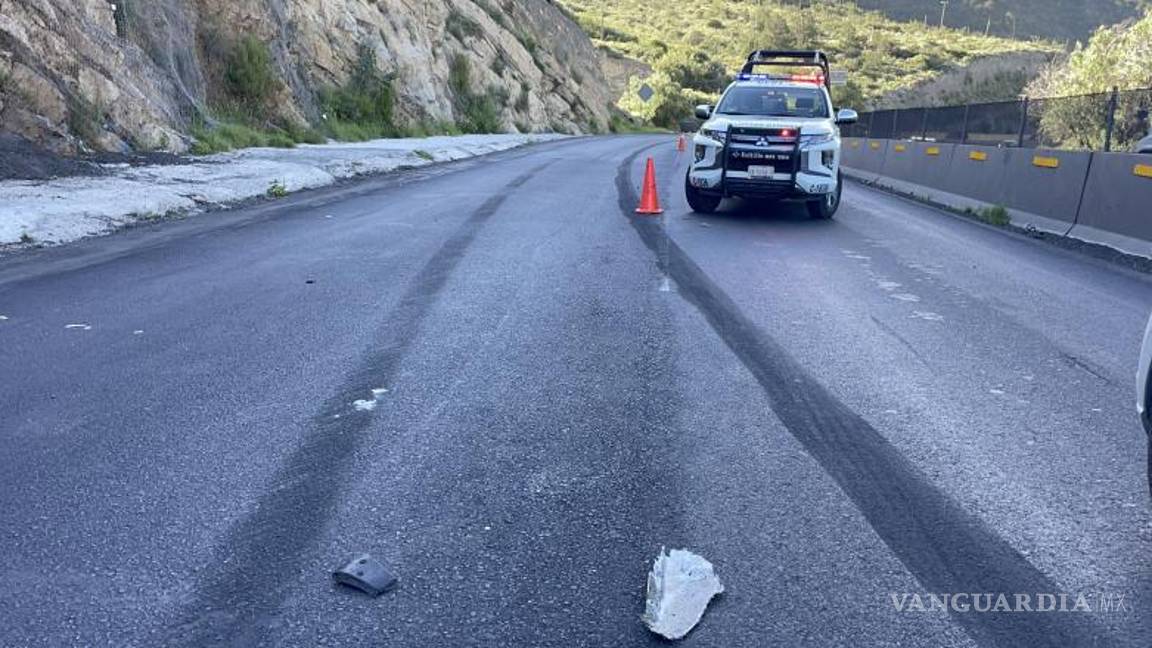 $!Más de 60 metros de huella de frenado dejó el tráiler responsable.