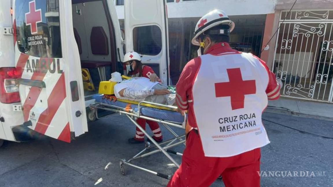 $!Paramédicos de la Cruz Roja trabajaron arduamente para estabilizar a René “N” antes de trasladarlo a la Clínica Dos del IMSS después de su caída en la obra en construcción.