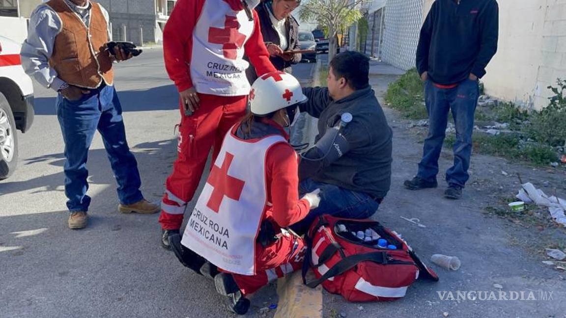$!Paramédicos atendieron y valoraron a Luis Fernando, el motociclista, en el lugar del accidente.