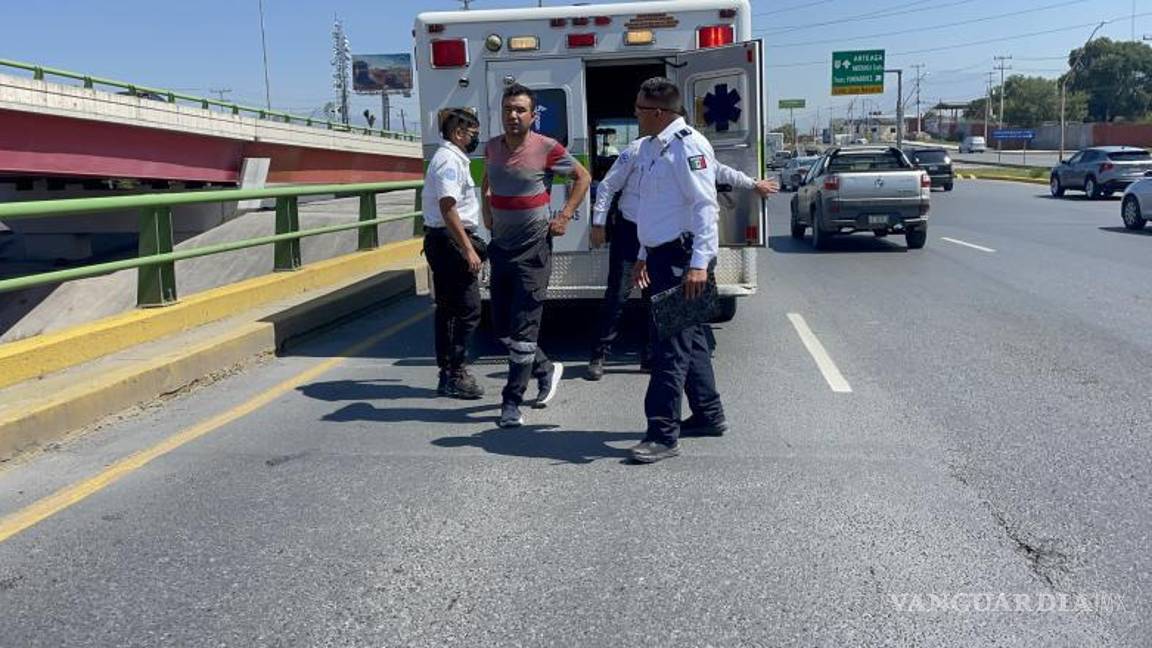 $!Carlos Eduardo sufrió golpes en el rostro y fue atendido por paramédicos de una ambulancia privada.