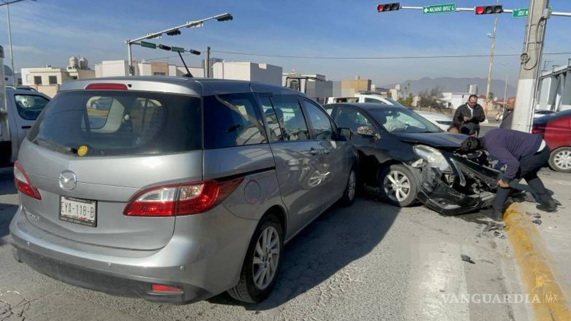 $!El conductor del Nissan Versa no respetó las señales y ocasionó un accidente sin consecuencias graves.