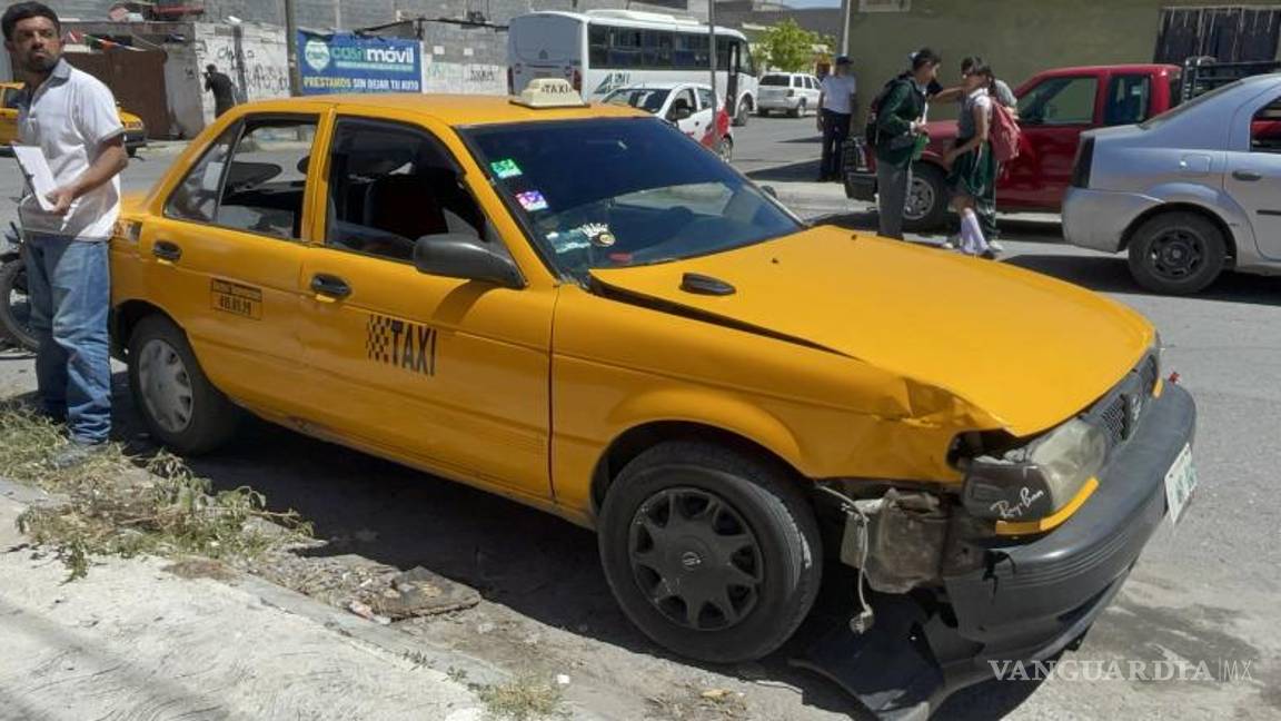 $!El auto fue impactado en la parte delantera.