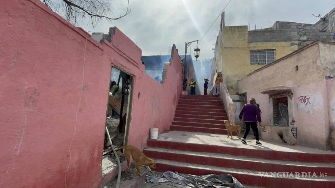 $!Los vecinos intentaron sofocar el fuego antes de la llegada de los bomberos, quienes trabajaron para evitar que el incendio se extendiera.