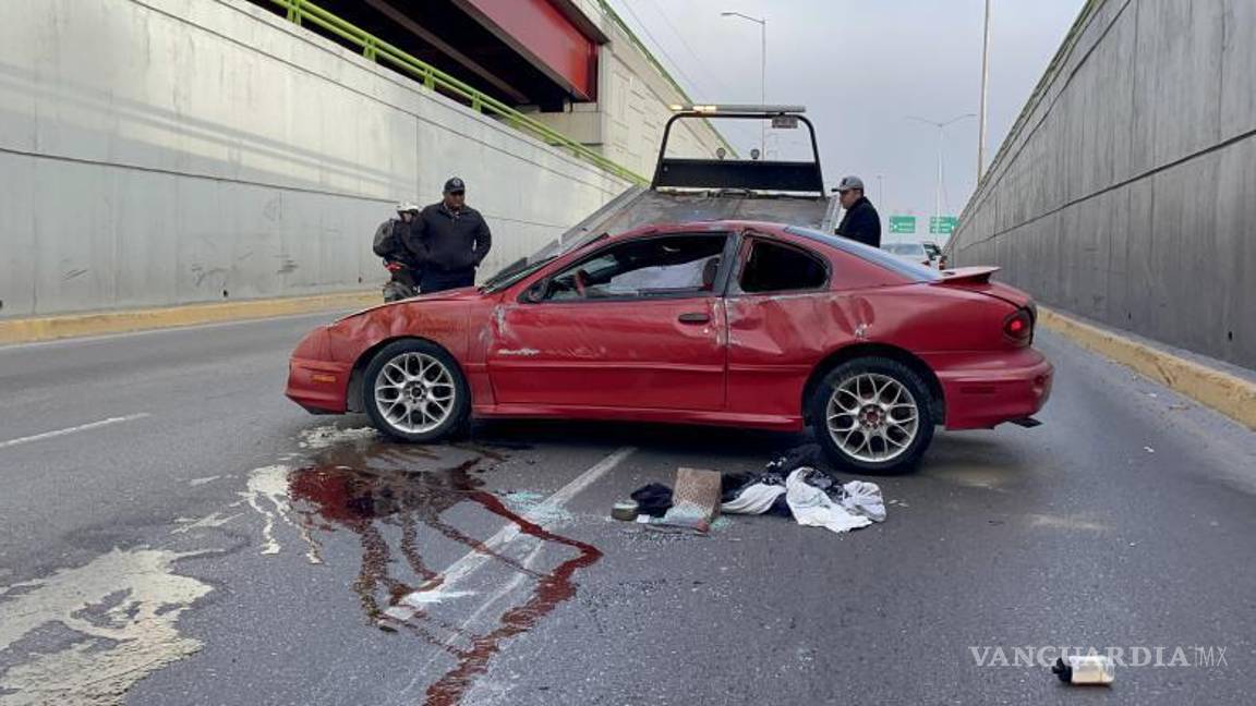 $!El auto casi terminó destruido.