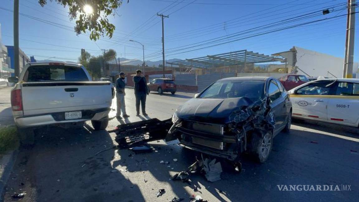 $!El Hyundai HB20, tras el choque, quedó atravesado en el carril de alta velocidad, afectando la circulación.