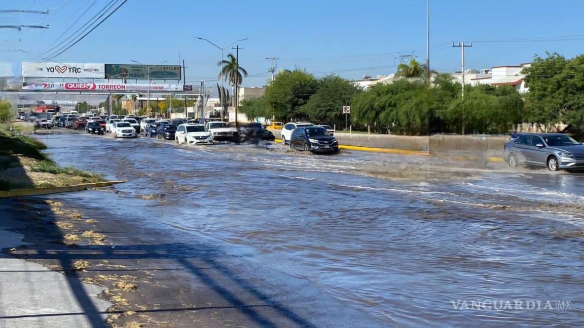 Olvida abrir compuerta, se desborda canal de riego y se inunda carretera Torreón-San Pedro
