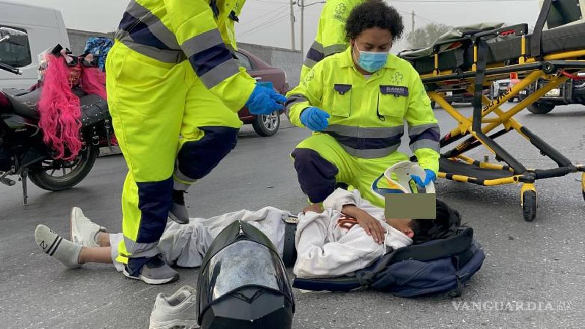 $!El joven, identificado como Bruno Osiel, de 16 años, no logró pasar y la camioneta lo chocó en el ángulo delantero derecho.