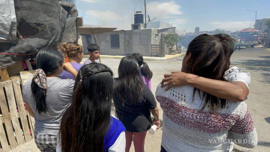 $!Intentaron sacar algunas de las pertenencias del interior, pero ya no fue posible, pues el infierno envolvió todo lo que había en su paso.