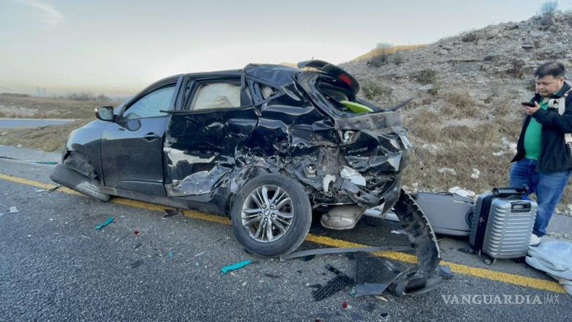 $!Autoridades acudieron al lugar del accidente para recabar información y trasladar a los lesionados, marcando el inicio de una tragedia que cobró tres vidas.