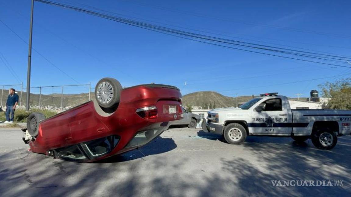 $!El conductor salió por su propio pie y solo presentaba algunos golpes.