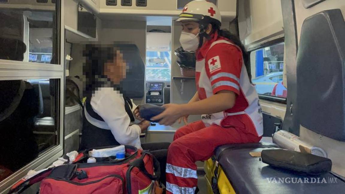 $!El personal médico inmovilizó a la mujer antes de trasladarla en ambulancia a la Clínica Uno del IMSS para una atención más especializada.