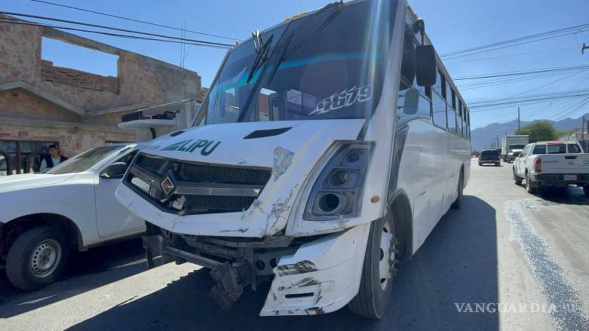 $!El camión de transporte de personal de la empresa Lipu fue señalado como responsable.