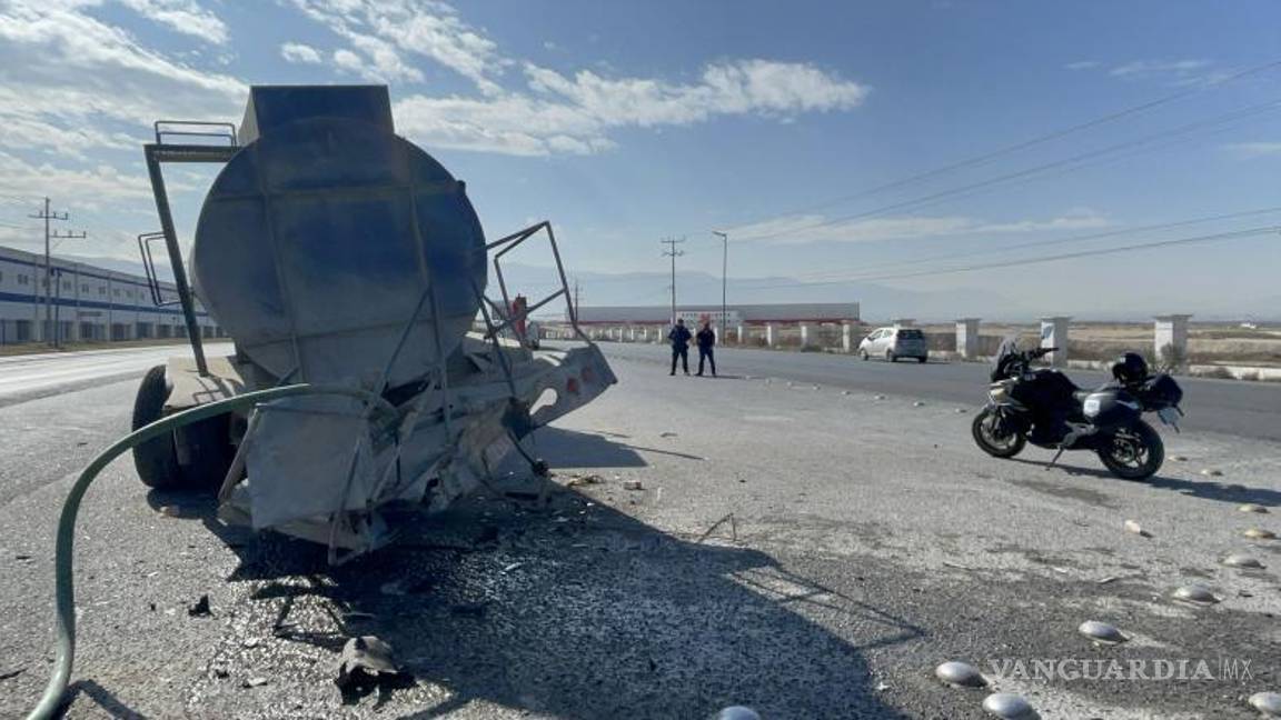 $!La pipa involucrada en el accidente, que presuntamente invadió el carril al intentar hacer un retorno, dejando graves consecuencias.