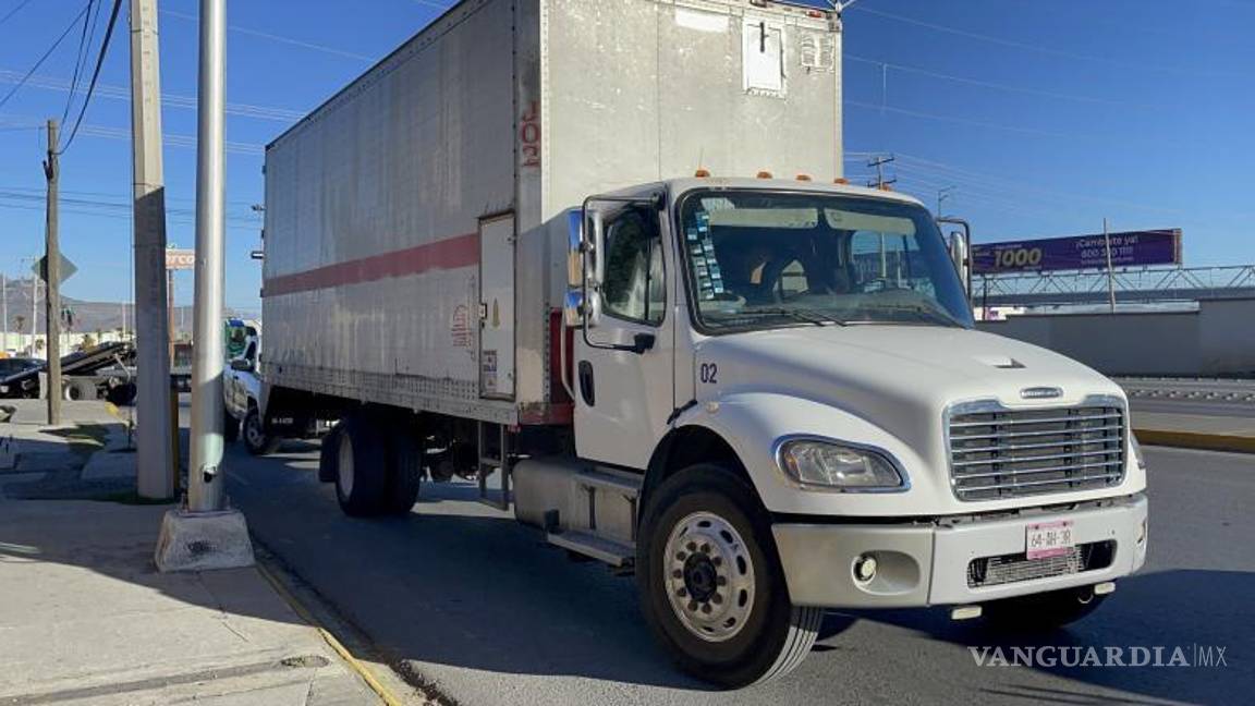 $!El hombre dijo que se dirigía a la central de abastos a surtirse de mercancía, pero de pronto vio cómo el camión se acercó cada más a él y llegó el momento que se le recargó y comenzó a empujar la camioneta.