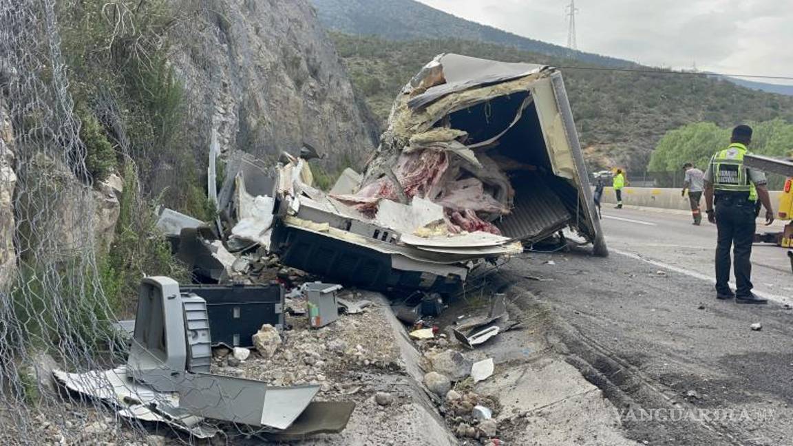 $!Los escombros del tráiler esparcidos sobre la vía, fue lo que complicó las labores de limpieza.