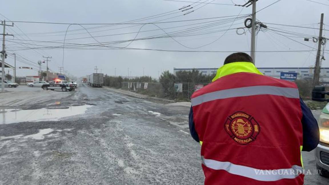 $!Cables eléctricos en contacto con agua estancada generaron chispas y movilizaron a Protección Civil.