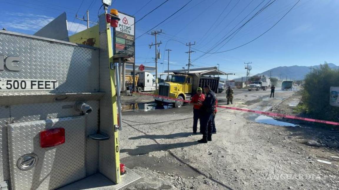 $!Personal de bomberos y autoridades municipales asegurando el área del accidente para evitar más incidentes y controlar el tráfico en la zona.