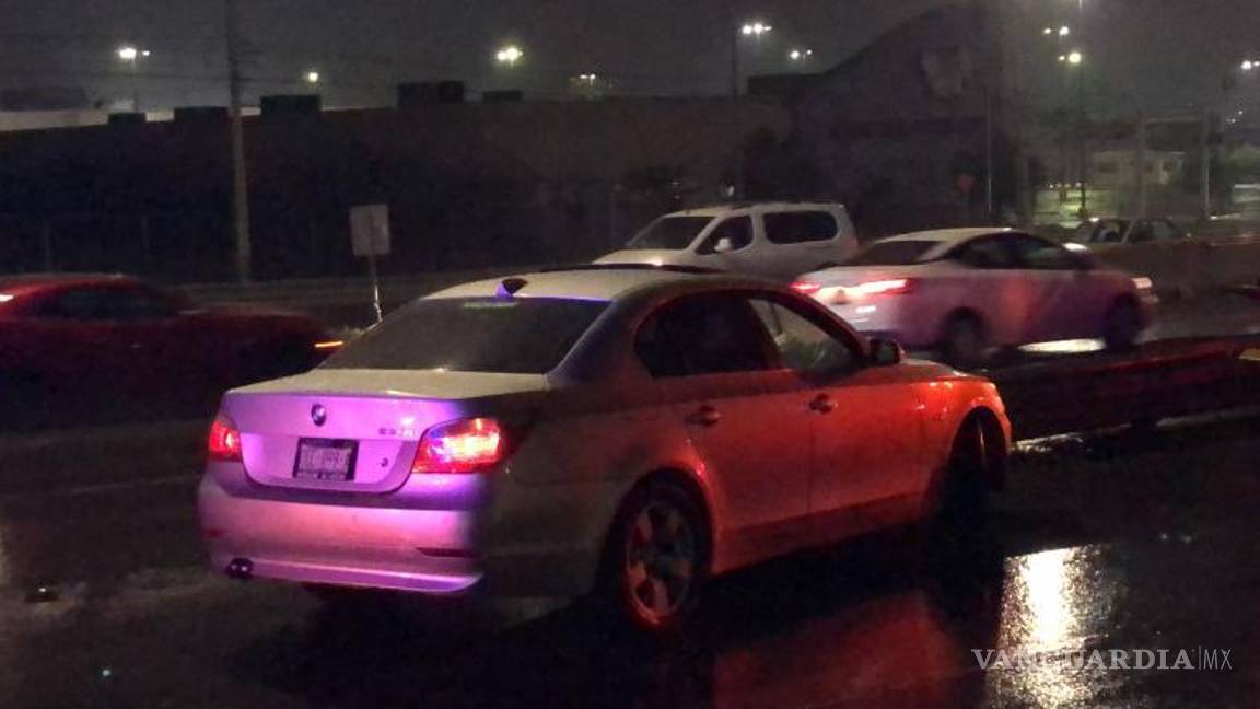 $!El vehículo BMW perdió el control y terminó chocando la barrera metálica de contención.