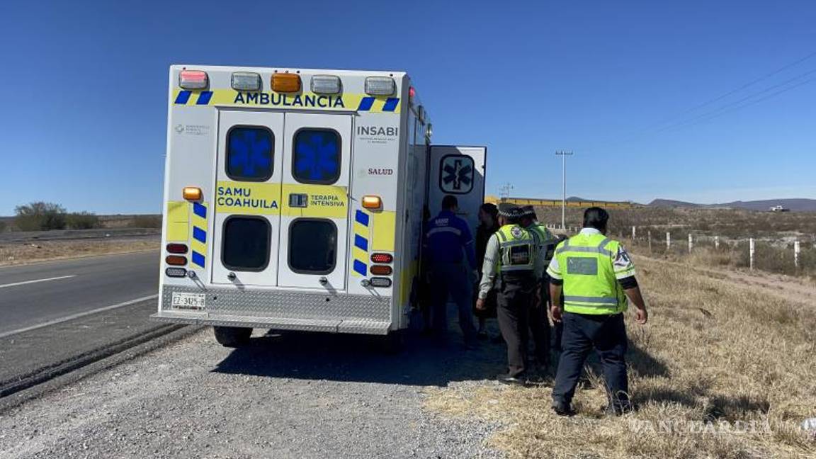 $!Los paramédicos de Protección Civil de General Cepeda llegaron rápidamente al lugar para brindar atención a los heridos.