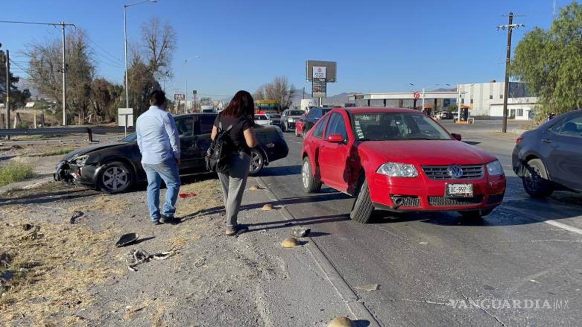 $!El siniestro causó daños en los vehículos involucrados y un caos vial en dirección a Ramos Arizpe.