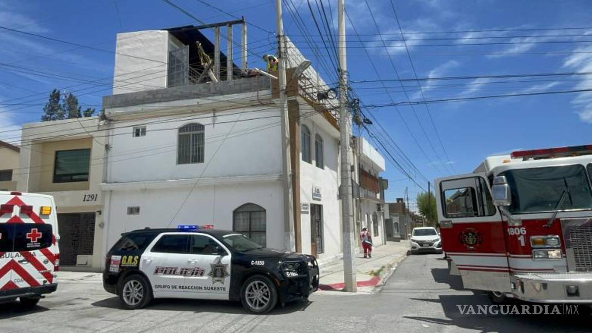 $!Un equipo de emergencia médica trasladó al hombre electrocutado desde el techo del edificio hasta la ambulancia.