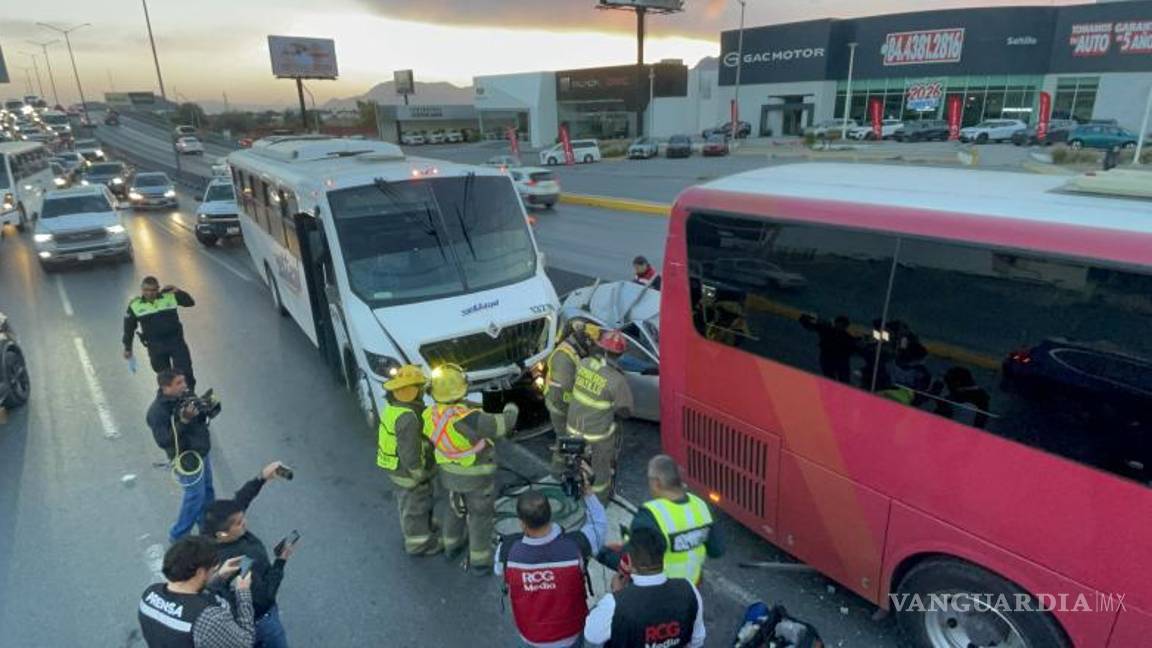 $!Elementos de Bomberos utilizaron las “quijadas de la vida” para liberar al copiloto que se encontraba atrapado entre los fierros.