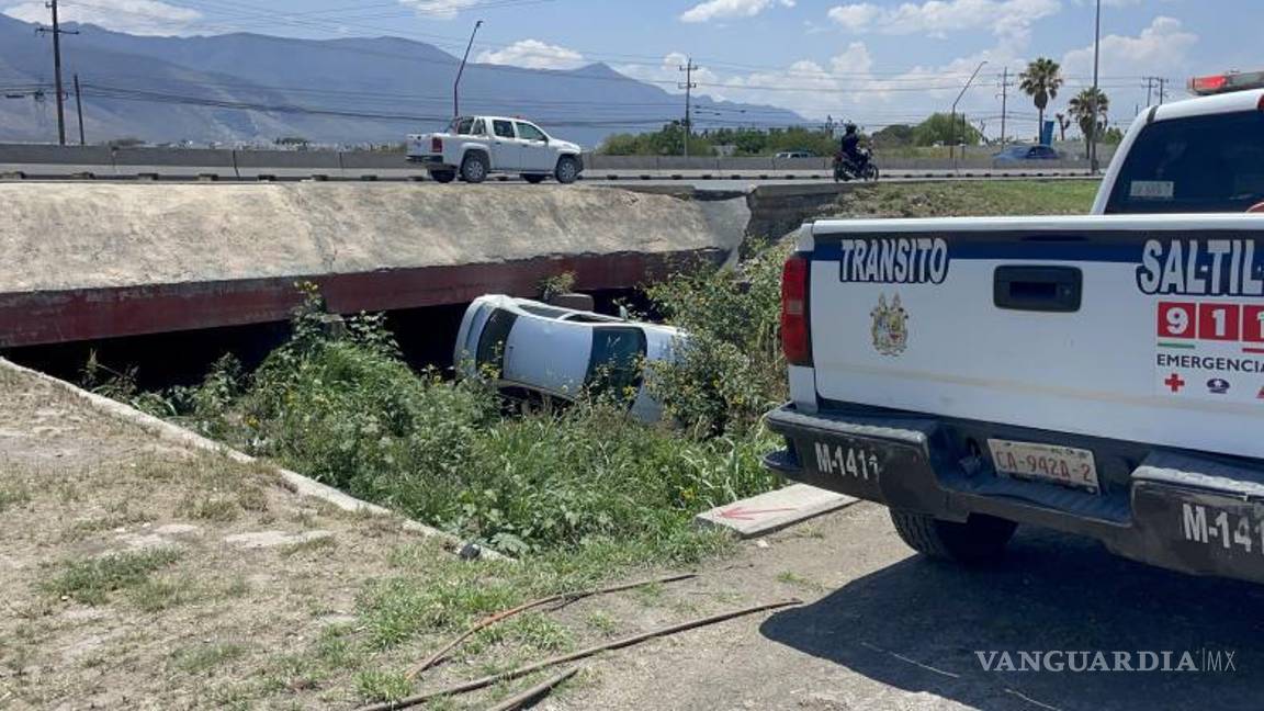 $!Elementos de Tránsito acudieron al lugar para tomar conocimiento del percance ocurrido frente al Centro de Gobierno.