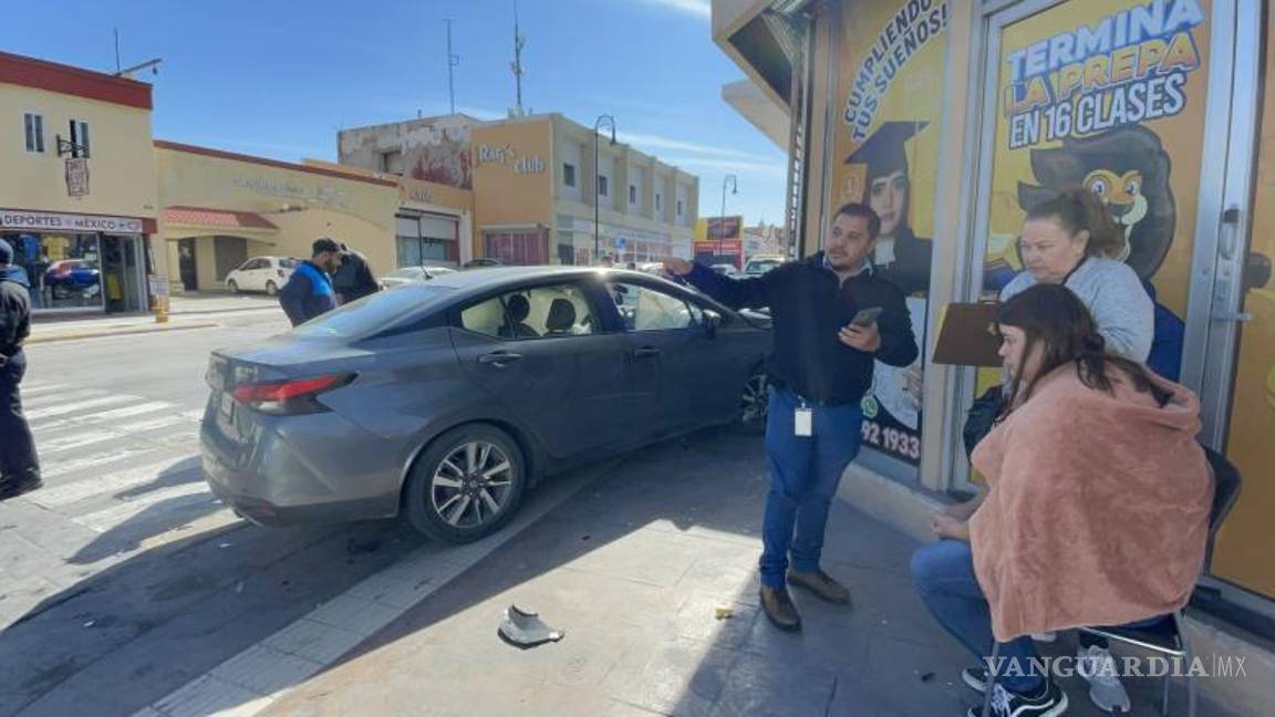 $!Elementos de Tránsito Municipal llegaron al lugar para asegurar el área y remolcar los vehículos involucrados en el choque.
