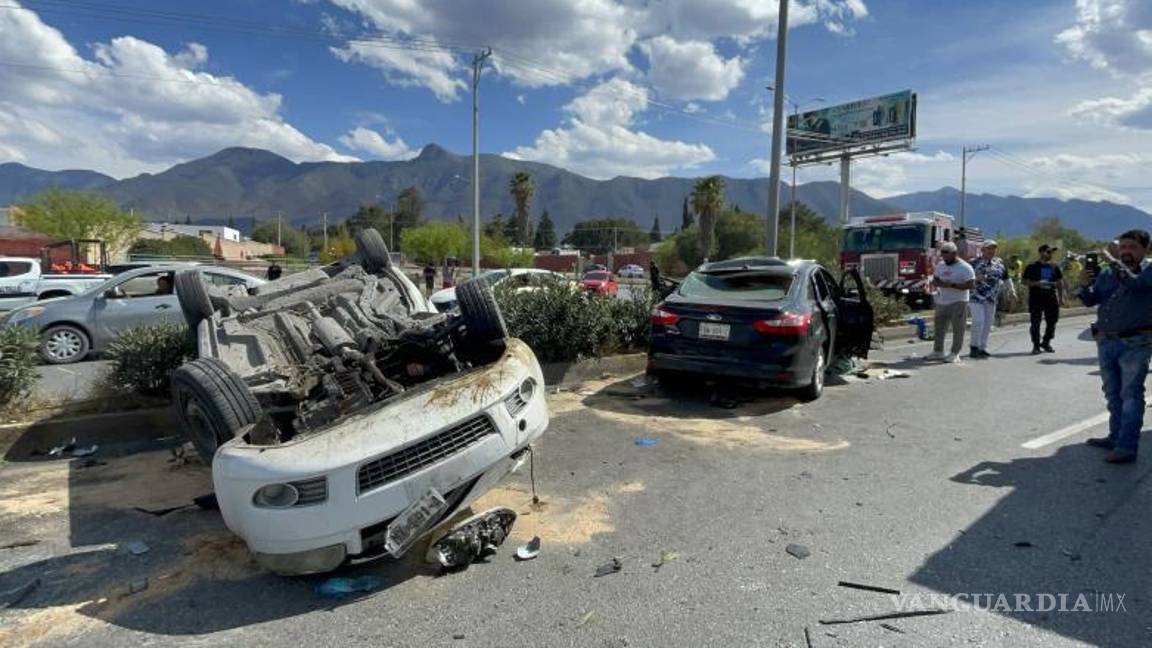 $!Uno de los vehículos volcó tras impactarse y pasar sobre el camellón central, quedando con el toldo sobre el pavimento.