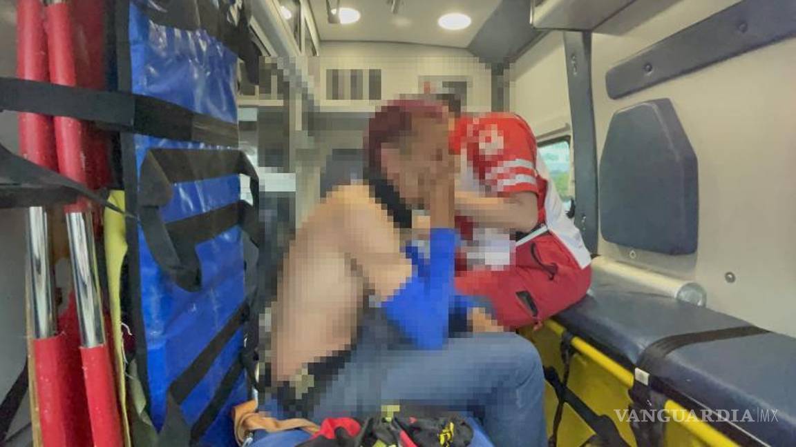 $!El motociclista fue atendido por paramédicos después de ser golpeado por un automóvil en Saltillo.