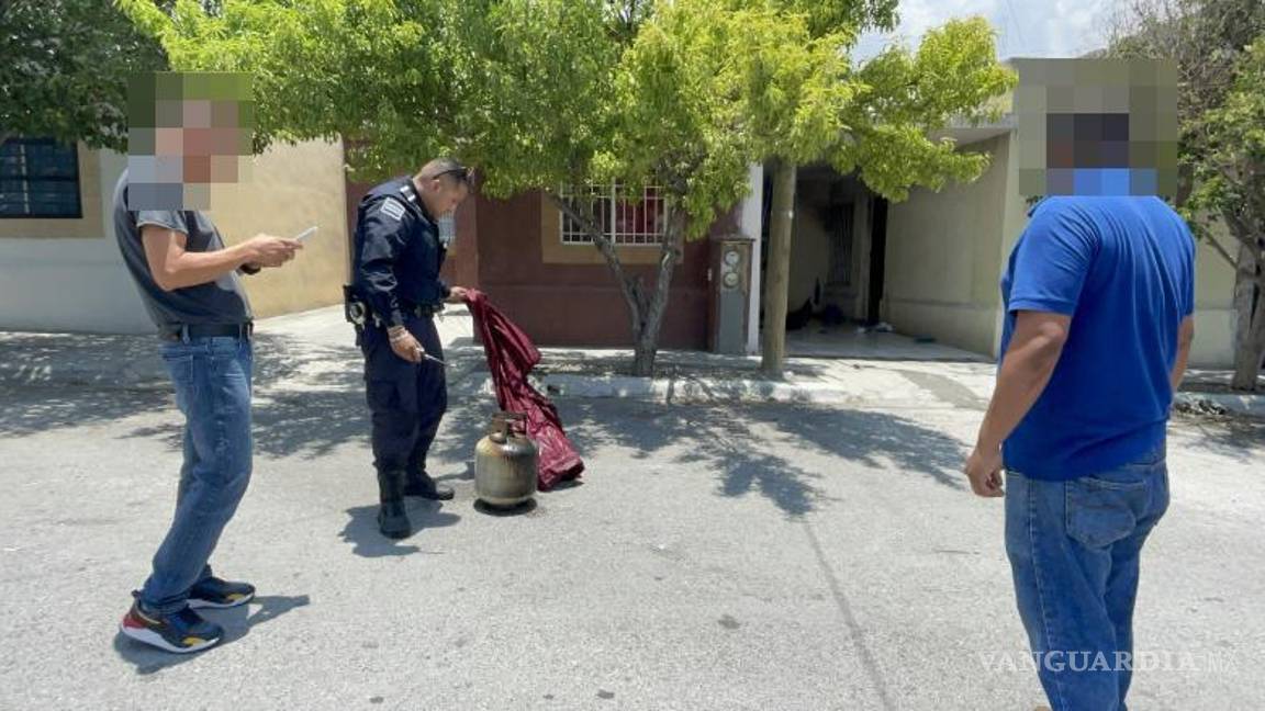 $!Un policía municipal, con ayuda de vecinos, logró retirar el tanque de gas y controlar el riesgo.