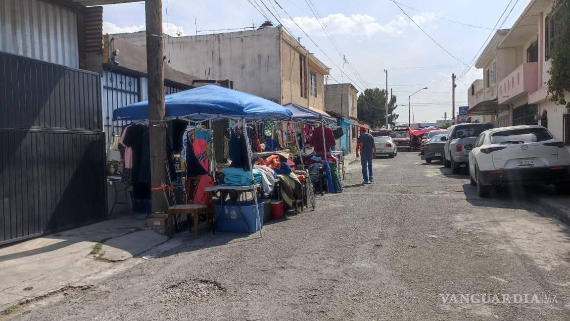 $!Las personas encargadas de estas ventas cuentan con un permiso especial para poder ubicarse en la vialidad.