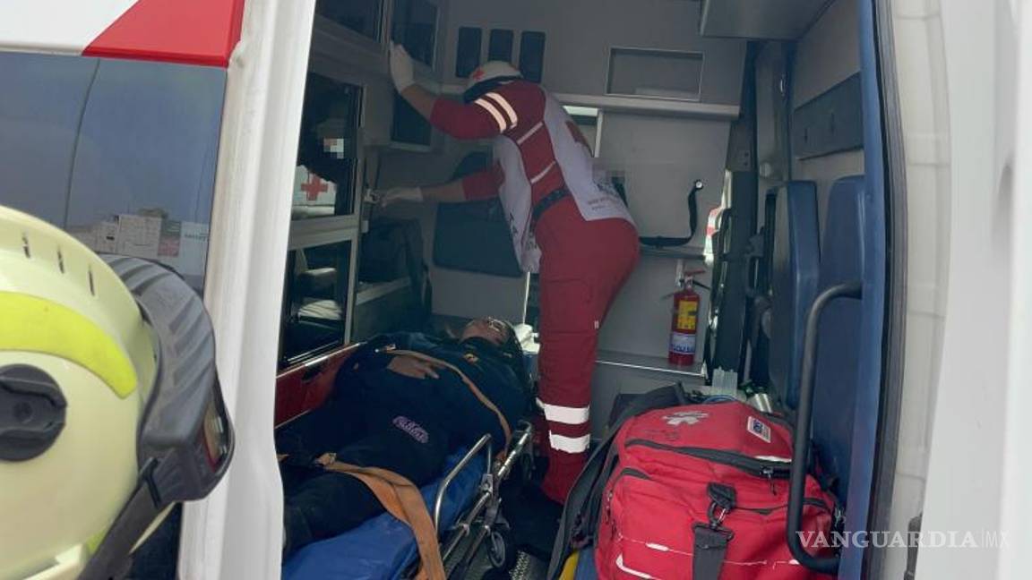 $!Paramédicos de la Cruz Roja auxiliaron a la conductora tras quedar atrapada en el interior del automóvil.