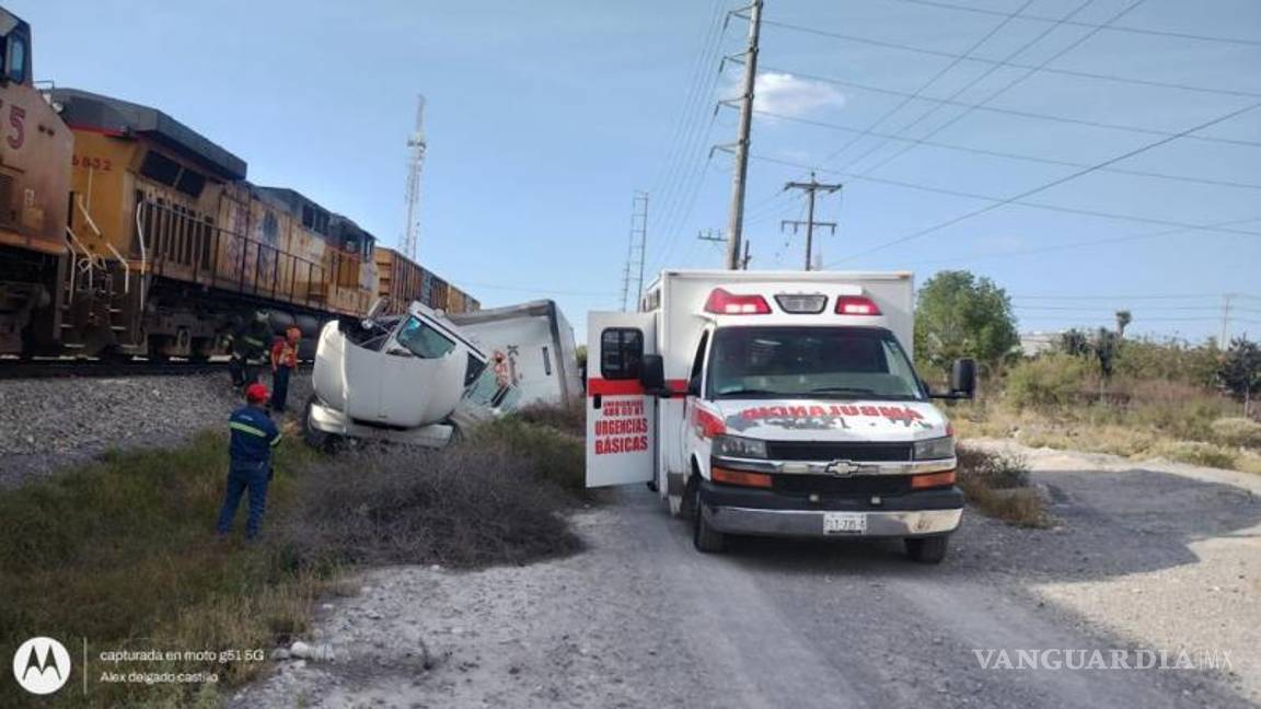 $!Con tal de no llegar tarde a la industria, se le hizo fácil rebasarlo con tal de ganarle el paso a la máquina del tren.