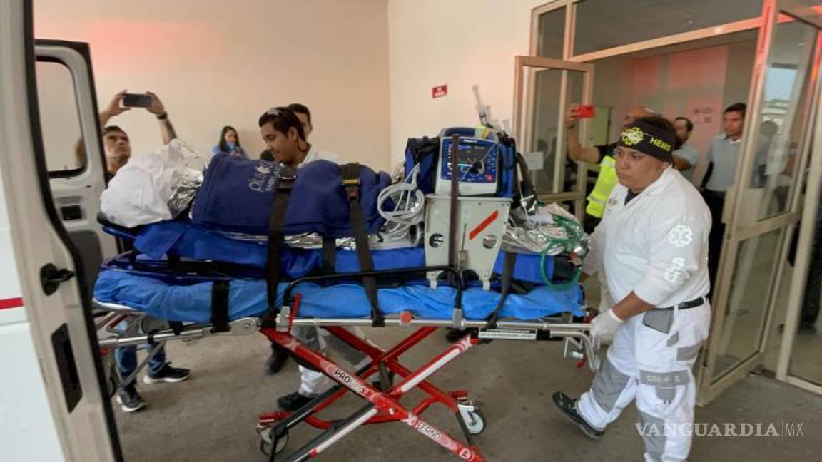 $!Personal médico y de emergencia sacaron a la joven con todos los equipos necesarios para su traslado a la Ciudad de México.