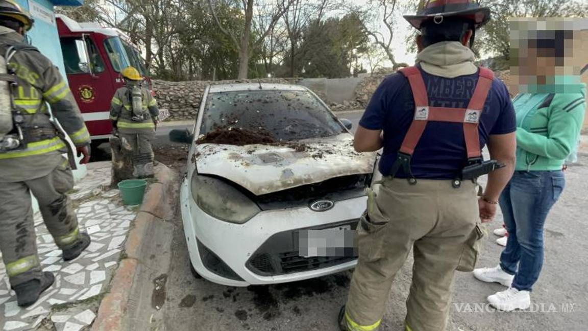 $!La rápida reacción de la mujer y su hija evitó que el incendio causara lesiones, aunque el vehículo quedó irreparable.