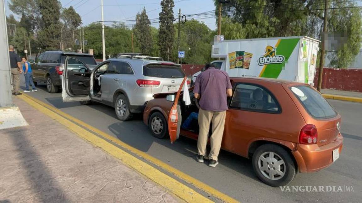 $!Policías de Tránsito Municipal tomaron conocimiento y coordinaron el retiro de las unidades.