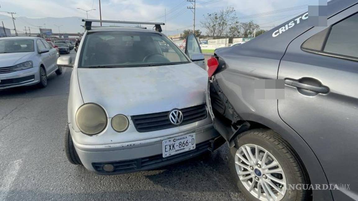 $!Se registró una importante obstrucción vial en el Periférico Luis Echeverría Álvarez debido a un accidente múltiple esta mañana en Saltillo.