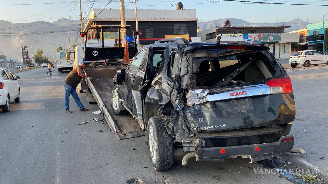 Chofer de transporte de personal choca contra camioneta y huye, al oriente de Saltillo
