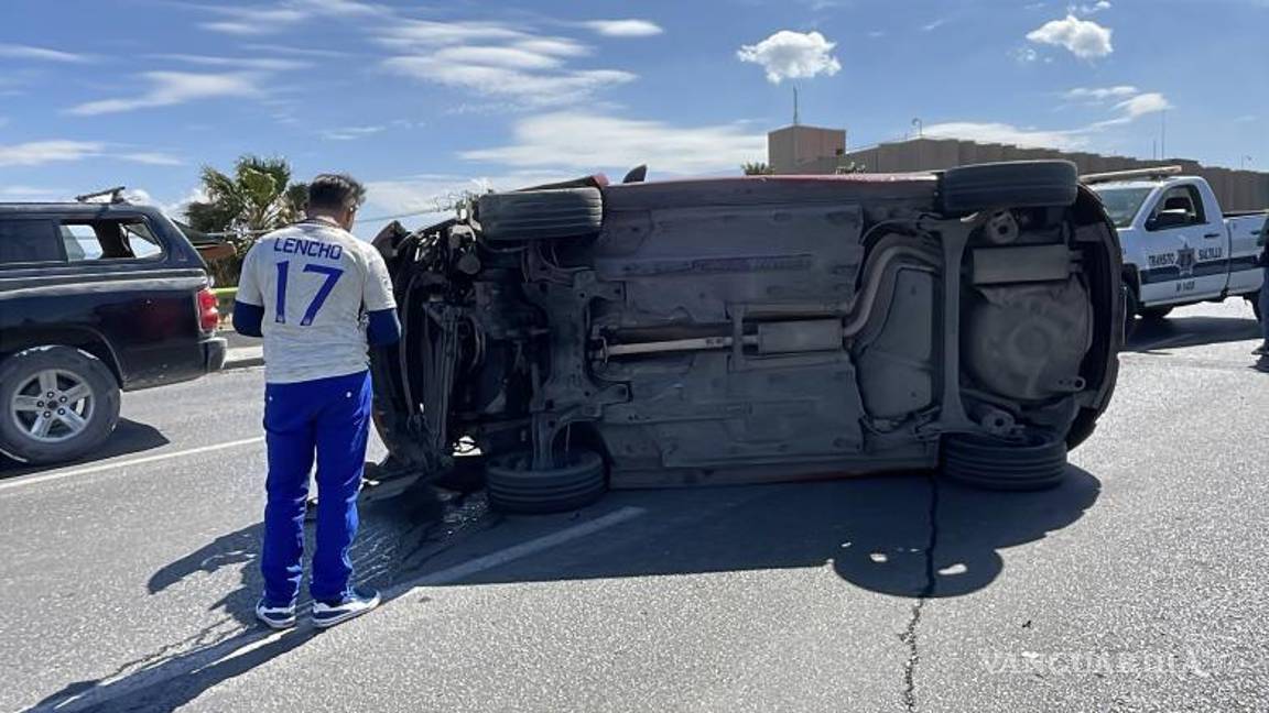 $!A pesar del aparatoso accidente, el automovilista resultó ileso, de acuerdo con autoridades municipales.