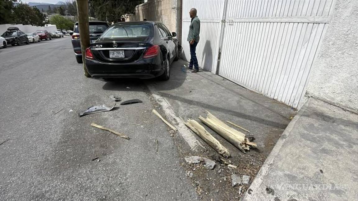 $!Elementos de Tránsito Municipal arribaron al lugar para atender el accidente y coordinar la aseguradora.