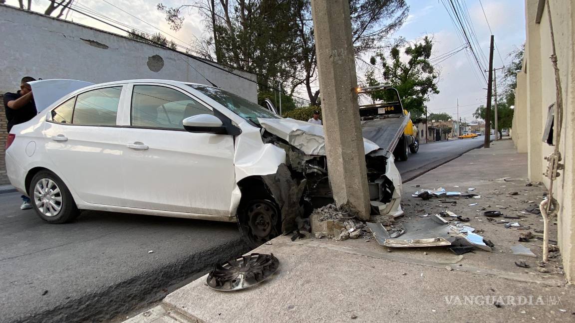 Mujer dormita y se estrella contra poste en zona residencial de Saltillo
