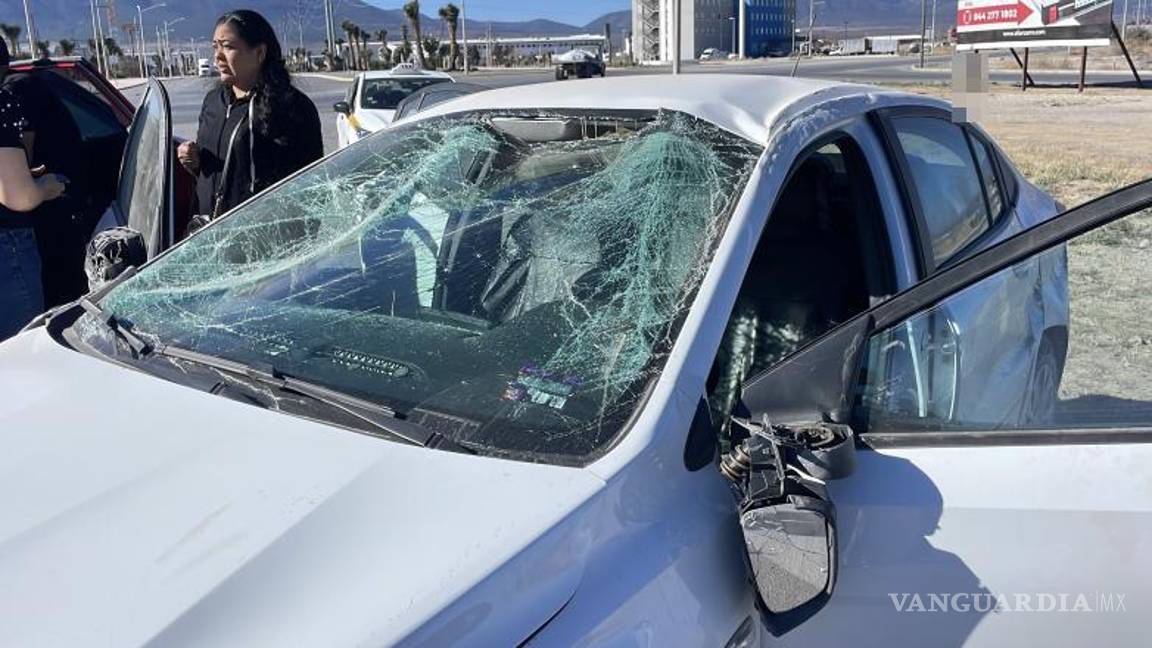 $!El automóvil dio al menos una volcadura antes de quedar nuevamente sobre sus ruedas.