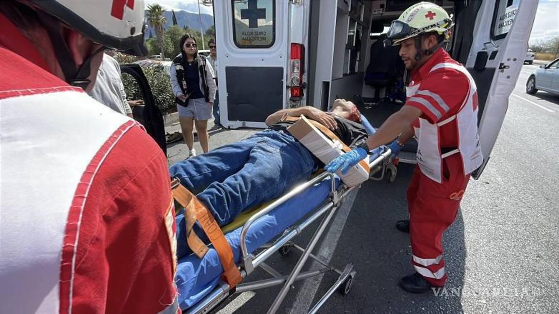 $!Paramédicos de la Cruz Roja trasladaron a los lesionados a la Clínica Dos del IMSS para recibir atención médica.