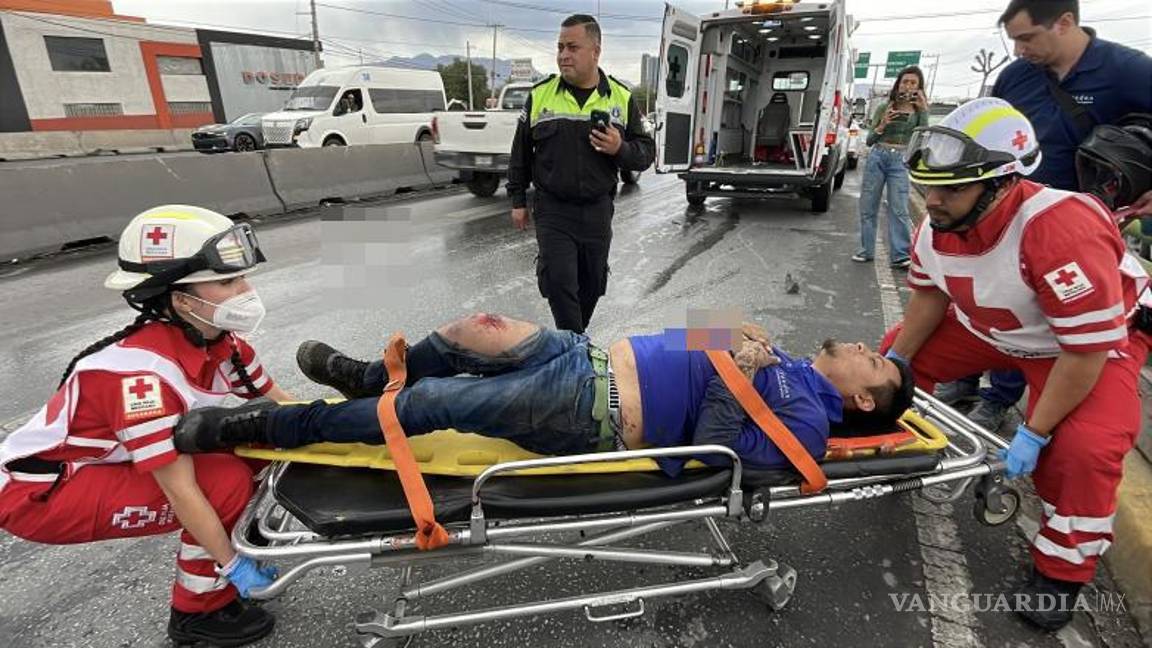 $!El motociclista fue trasladado a un hospital privado luego de sufrir lesiones en un accidente ocurrido antes del puente de Nazario Ortiz Garza.