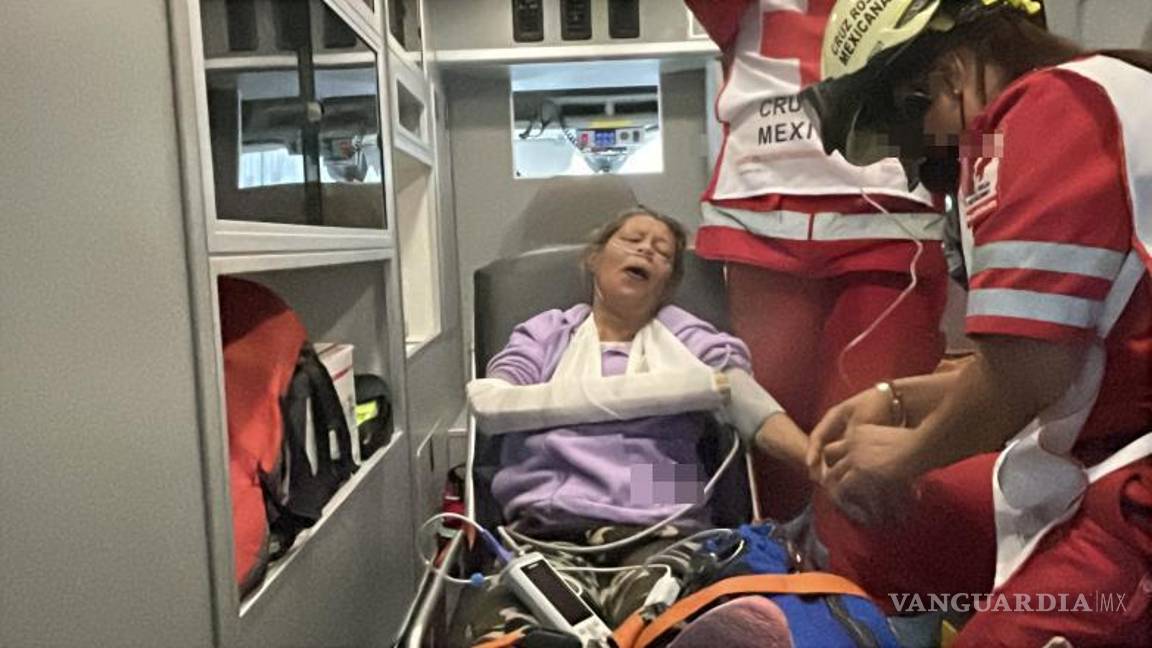$!Paramédicos de la Cruz Roja atendieron a una mujer lesionada en el lugar del accidente.